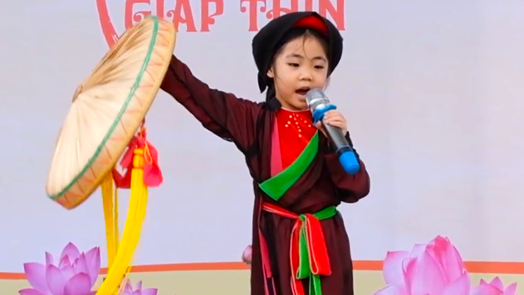 Bé gái 5 tuổi hát quan họ gây sốt ở Hội Lim