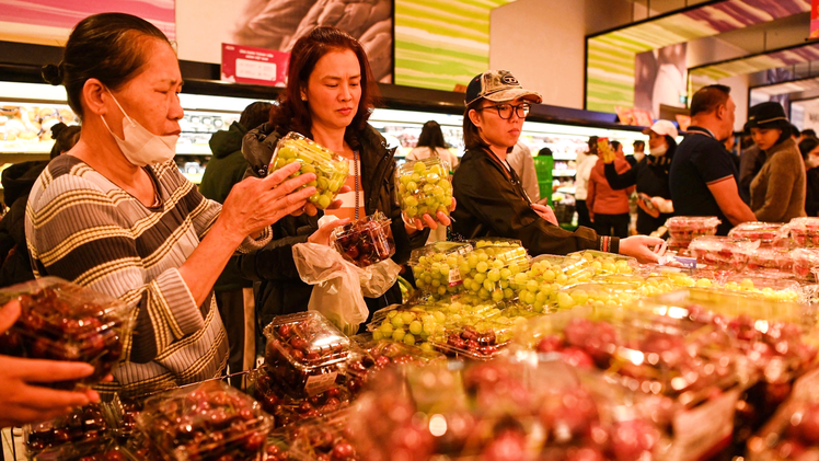 Chiều 29 Tết, người Hà Nội ùn ùn vào siêu thị mua sắm