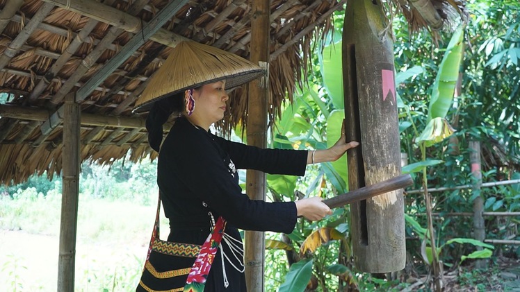 Thăm bản làng hạnh phúc ‘ăn chung nồi, tiền chung túi’