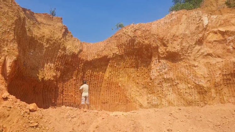 Một gia đình cầu cứu vì trộm đất lộng hành, chủ tịch xã nói 'những kẻ trộm đất rất manh động'