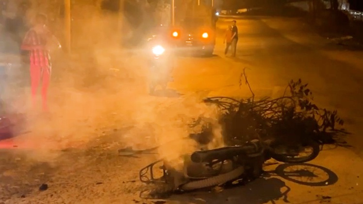 Người đàn ông bất tỉnh bên chiếc xe máy bốc cháy ở Thủ Đức