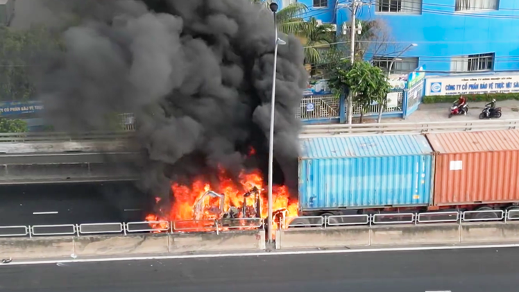 Người dân qua lại cầu Phú Mỹ chú ý: Xe container cháy dữ dội lúc sáng sớm ngay trên cầu