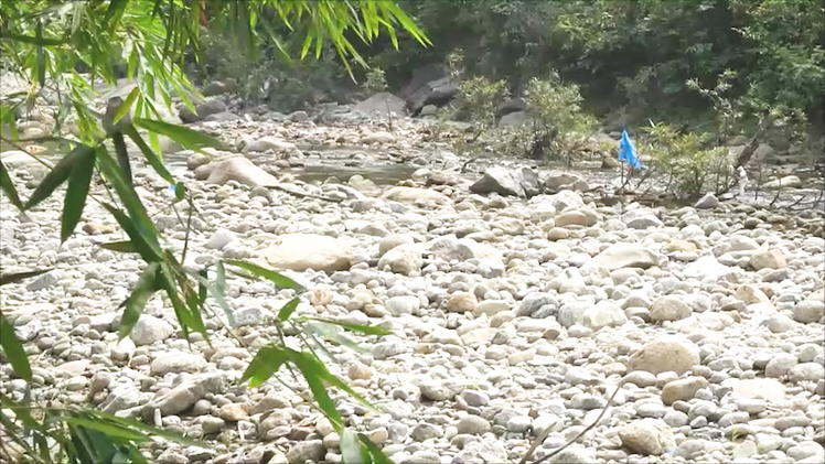 Cận cảnh thượng nguồn suối Lương Đà Nẵng trơ trọi toàn đá, nước chảy về rất ít