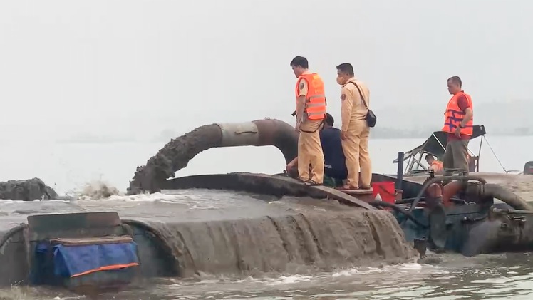 Cảnh sát giao thông bắt tàu hút cát trên sông Hồng