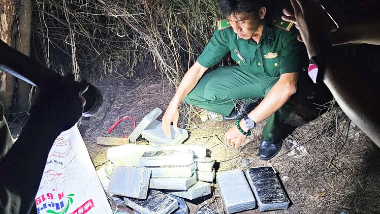 Lại phát hiện 21 gói nghi ma túy trôi dạt vào bờ biển Vũng Tàu