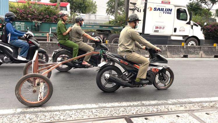 Công an truy tìm đinh tặc ở cầu vượt Sóng Thần