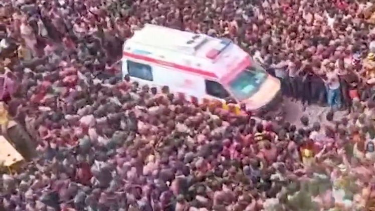 Hàng ngàn người nhường đường cho xe cứu thương đi qua khu vực lễ hội đông đúc