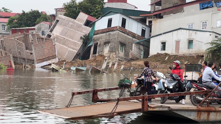 Sạt lở khu dân cư ven sông Cầu, nhiều căn nhà bị nhấn chìm