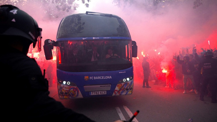 Hy hữu, cổ động viên quá khích tấn công nhầm xe buýt chở đội nhà Barca