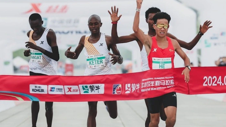 Tước huy chương ngôi sao marathon Trung Quốc do được nhường về đích