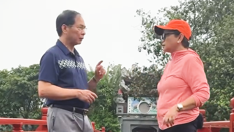 Ngoại trưởng Indonesia đăng tải video đi dạo hồ Gươm cùng Bộ trưởng Bùi Thanh Sơn