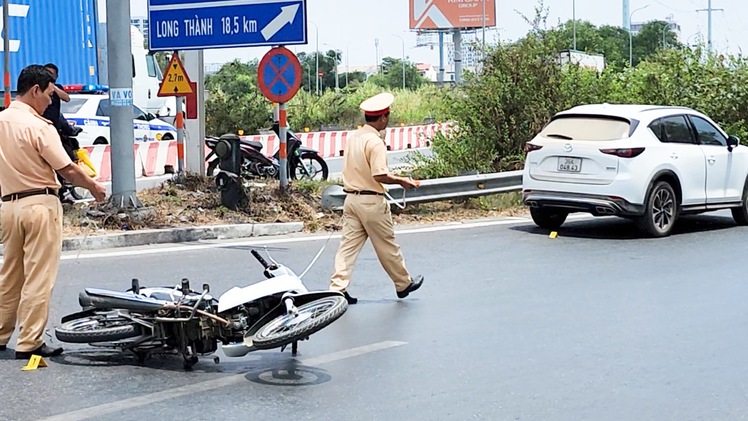 Dựng lại hiện trường vụ ô tô rẽ phải gây tai nạn trên đường Võ Chí Công, TP Thủ Đức