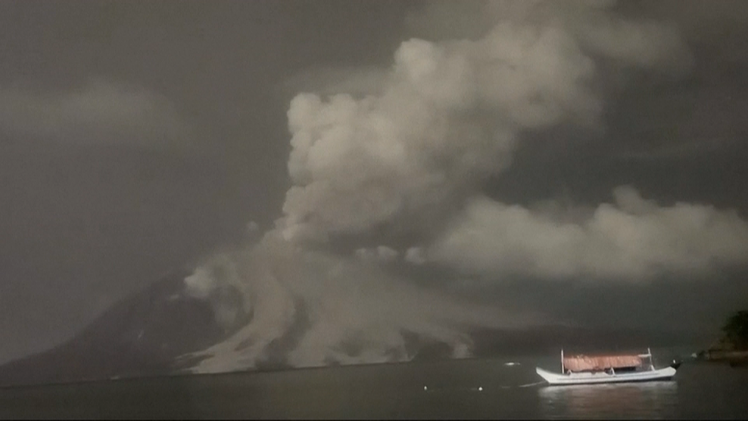 Núi lửa phun trào dữ dội ở Indonesia, đóng một sân bay quốc tế