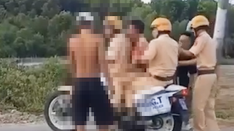 Xe mô tô đặc chủng của CSGT va chạm xe máy, một trung úy và 2 người dân nguy kịch