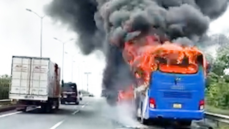 Xe khách bốc cháy dữ dội trên cao tốc Pháp Vân - Cao Bồ - Mai Sơn