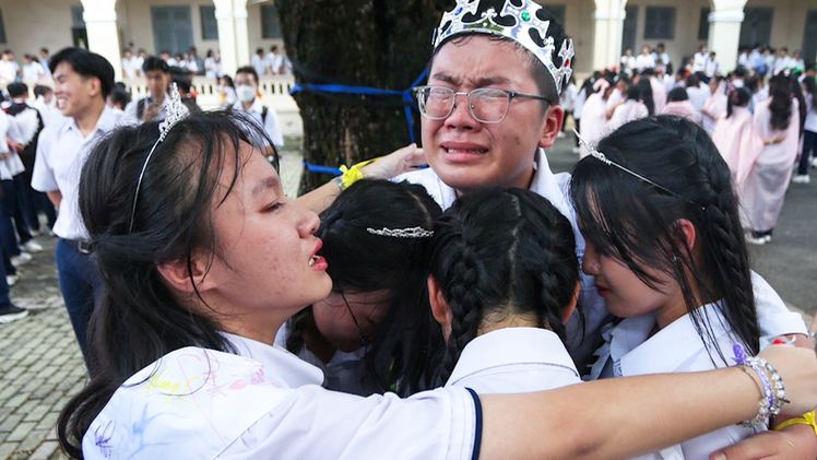 Màn nhảy flashmob và khoảnh khắc nghẹn ngào của học sinh Trường Lê Hồng Phong