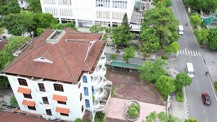 Cận cảnh hàng loạt trụ sở bị bỏ hoang trên ‘đất vàng’ dọc sông Hương ở Huế