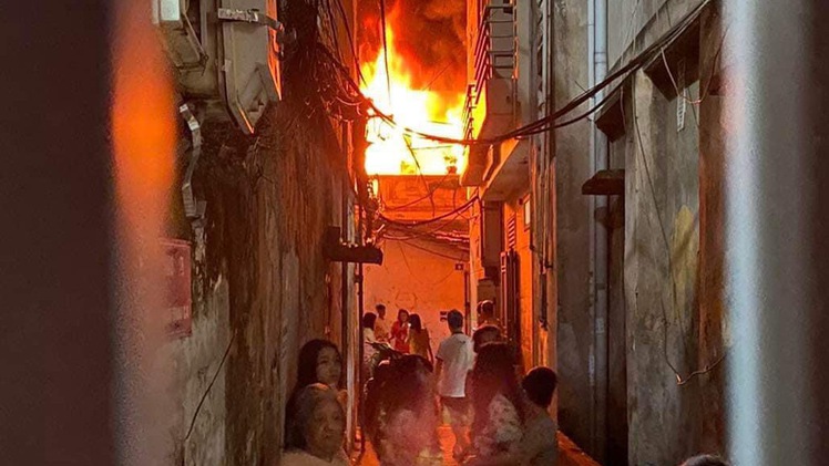 Lại cháy nhà trong hẻm sâu ở Hà Nội lúc rạng sáng