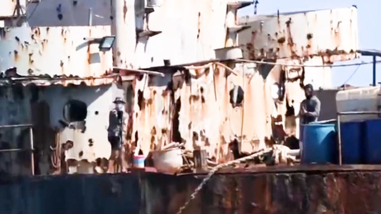 Video Trung Quốc tố thuyền viên Philippines chĩa súng vào tàu hải cảnh