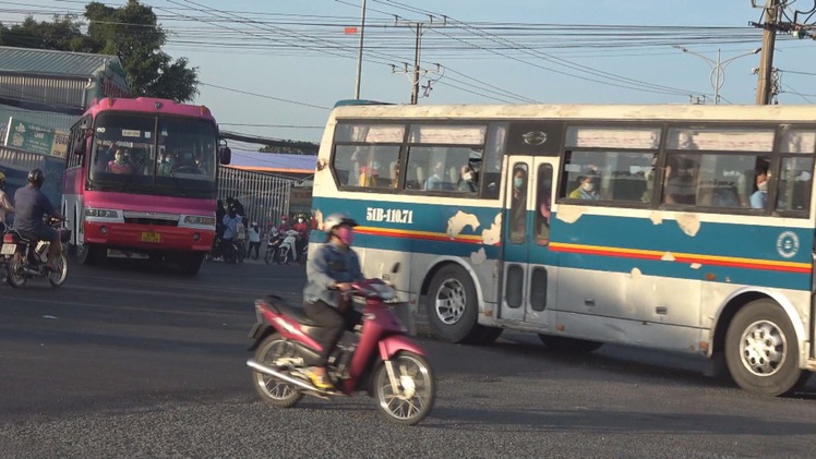 Góc nhìn trưa nay | Bất an với xe cũ nát đưa đón công nhân