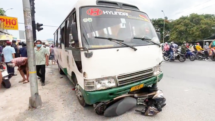 Xe khách tông hàng loạt xe máy dừng đèn đỏ, 1 người chết, nhiều người bị thương