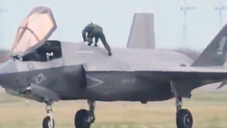 Tiêm kích F-35 Mỹ gặp sự cố, phi công trèo khỏi buồng lái thoát hiểm