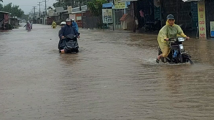 Mưa liên tục 2 ngày, nhiều nơi ở Phú Quốc lại ngập lênh láng