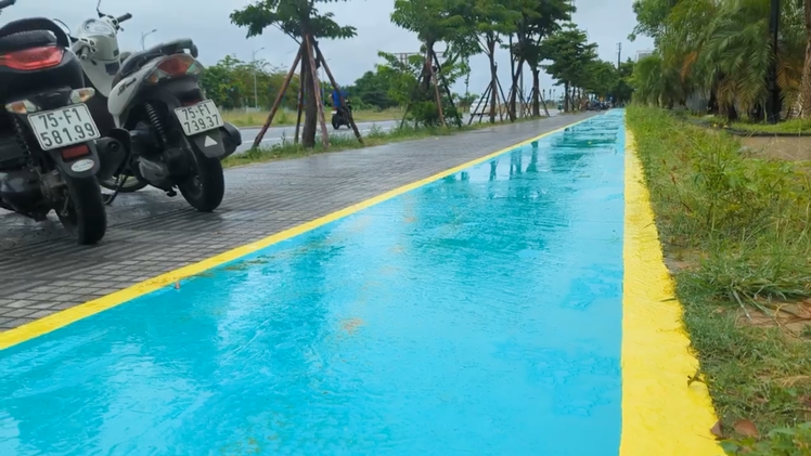 TP Huế sơn kẻ vạch đường dành riêng cho xe đạp trên vỉa hè