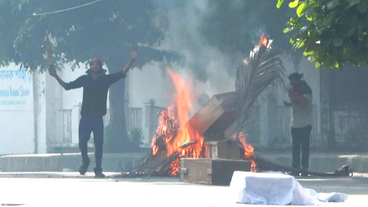 Người biểu tình nổi loạn, đốt đài truyền hình ở Bangladesh
