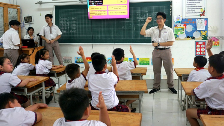 Học sinh Trường chuyên Lê Hồng Phong dạy về AI cho các em nhỏ ở Nhà Bè