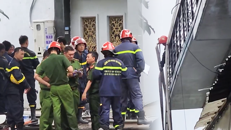 Cảnh sát cứu 11 người trong vụ cháy công ty sản xuất nón bảo hiểm ở quận Bình Tân