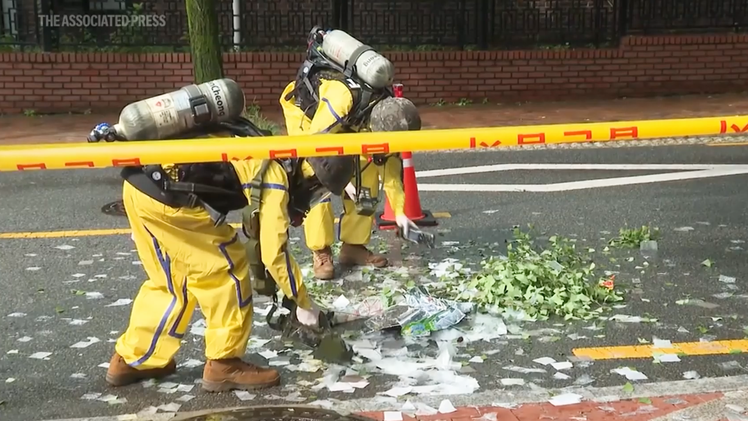 Đội phản ứng hóa học dọn rác từ bóng bay rơi gần dinh tổng thống Hàn Quốc