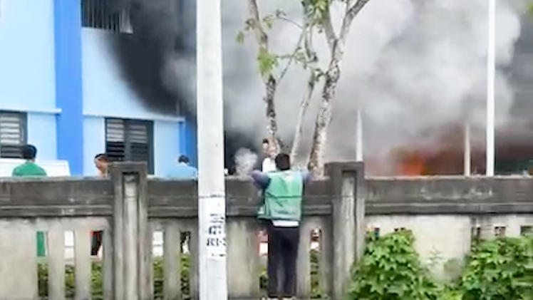 Cháy nhà xe bệnh viện, khói đen nghi ngút khiến nhiều bệnh nhân tháo chạy