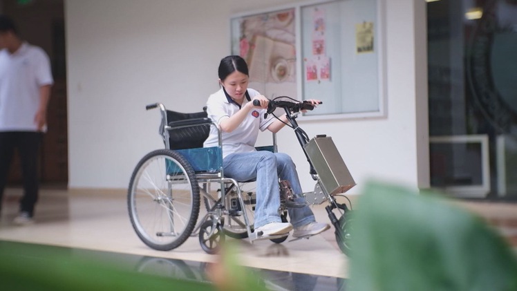 Góc nhìn trưa nay | Sinh viên chế xe lăn thường thành xe lăn điện giúp người khuyết tật