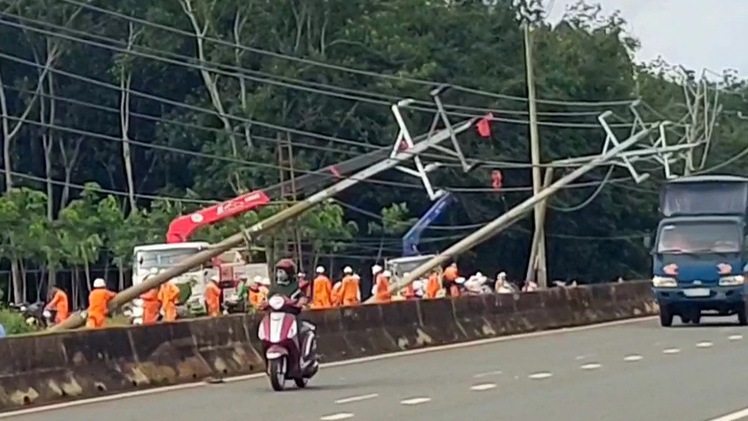 Hàng loạt trụ điện ngã nghiêng ra đường gây mất điện nhiều khu vực