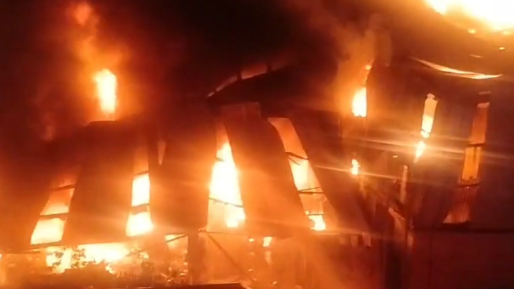 Lửa bùng phát lúc giữa đêm, cháy khoảng 2.000m2 nhà xưởng ở Bình Dương