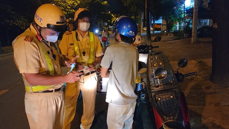 Chạy vào hẻm nhỏ 'né' đo nồng độ cồn, vẫn không thoát