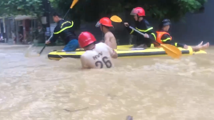 Thành phố Lào Cai ngập sâu do mưa to