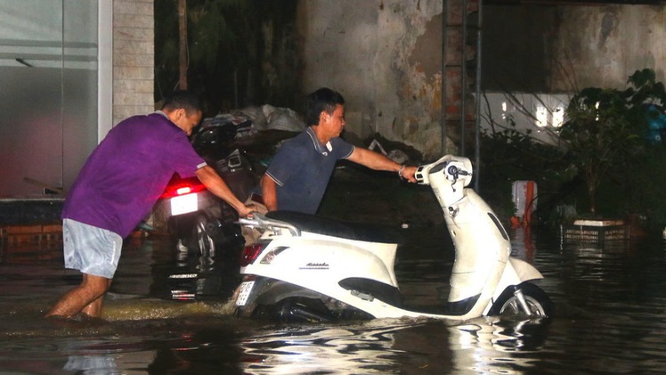 Lũ trên sông Hồng đoạn qua Hà Nội lên nhanh, người dân chạy lũ trong đêm