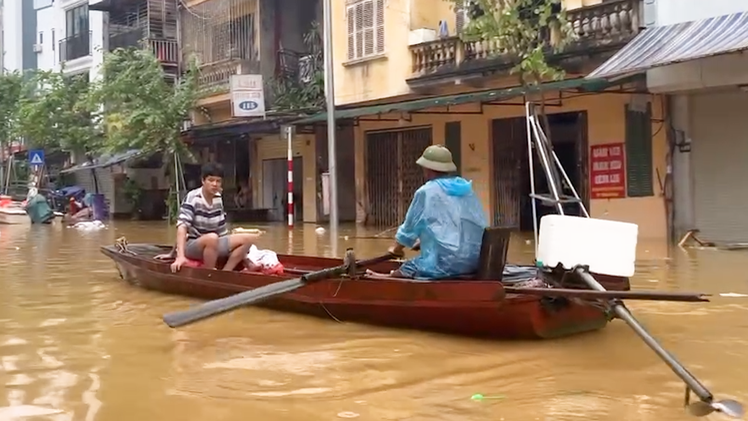 Video ngập lụt tại Hà Nội, người dân bơi xuồng trên phố, lũ có thể đạt đỉnh trưa nay