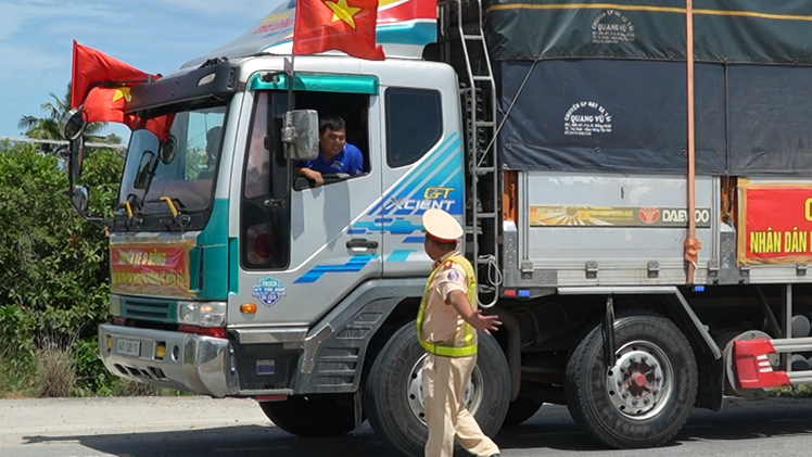 Cảnh sát giao thông Quảng Ngãi mở quán cơm miễn phí cho các đoàn xe cứu trợ bão lũ miền Bắc