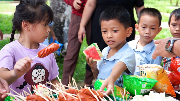 Nhiều em học sinh Làng Nủ Lào Cai lần đầu được ăn xúc xích dịp Tết Trung thu