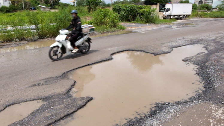 Đường Lò Lu ở TP Thủ Đức đầy 'hố bom' rất nguy hiểm