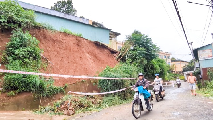 Sạt lở đồi uy hiếp nhiều hộ dân tại TP Pleiku