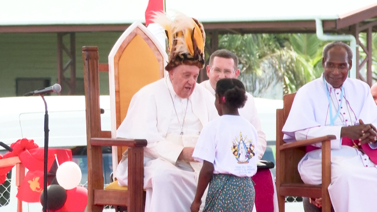 Video Giáo hoàng Francis đội mũ thổ dân khi thăm Papua New Guinea