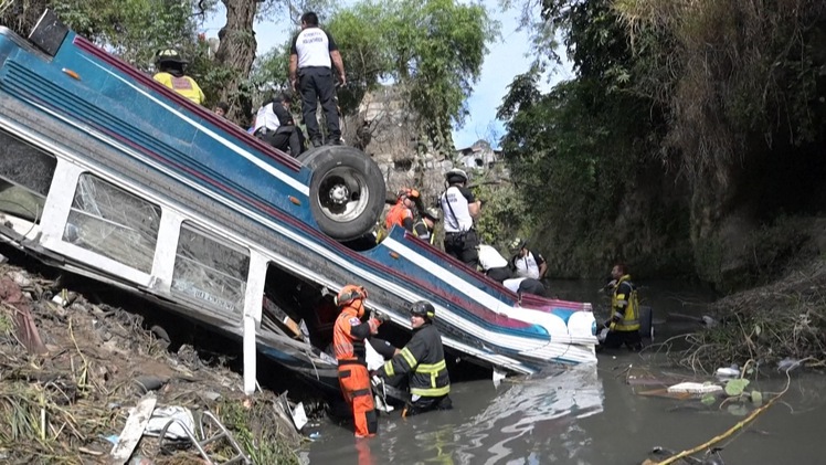 Xe buýt lao xuống suối sau va chạm liên hoàn, 55 người chết ở Guatemala