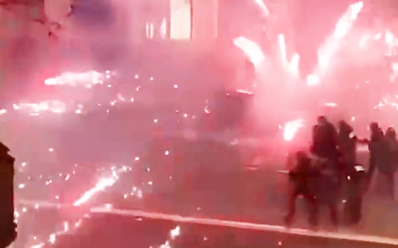 Video: Cổ động viên Pháp bắn pháo hoa vào cảnh sát sau trận chung kết World Cup 2022