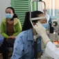 Có phải đau mắt đỏ ở người lớn thường nặng hơn trẻ em?