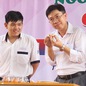 Học sinh Trường THPT Phan Đăng Lưu thử thách thả trứng không vỡ